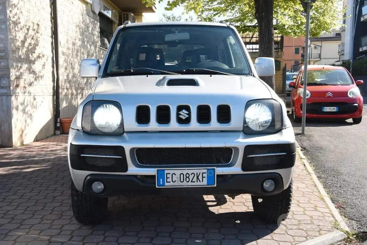 Usata Suzuki Jimny 86 CV (63 kW) 2010 Grigio SUV