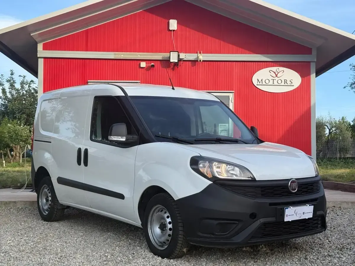 Usata Fiat Doblò Lounge 104 CV (76 kW) 2022 Bianco Monovolume
