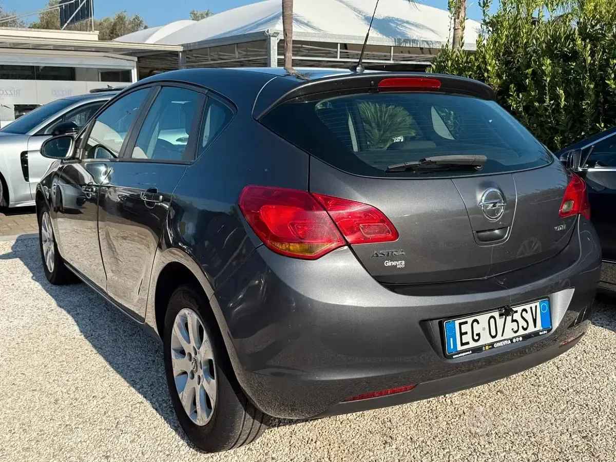 Usata Opel Astra Cosmo 110 CV (80 kW) 2012 Grigio Berlina