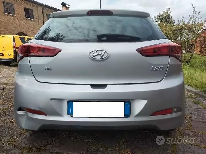 Usata Hyundai i20 Comfort 84 CV (61 kW) 2015 Grigio Berlina