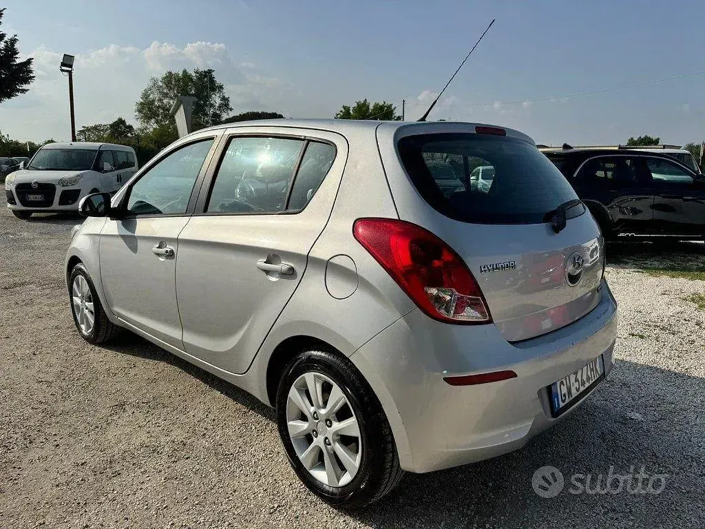 Usata Hyundai i20 Edition 75 CV (55 kW) 2013 Grigio Utilitaria