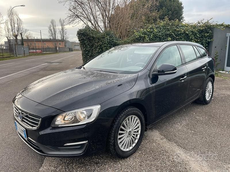 Usata Volvo V60 R-Design Momentum 115 CV (84 kW) 2016 Nero Station wagon
