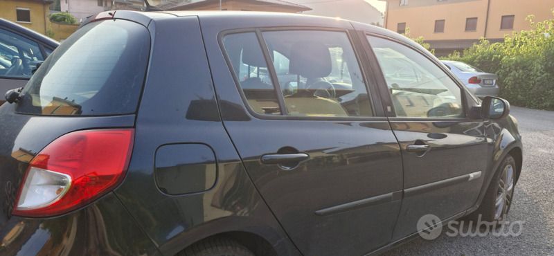 Nero Usata 2010 Renault Clio II Due volumi | 2500 € (Ottimo prezzo) - Immagine 1/4