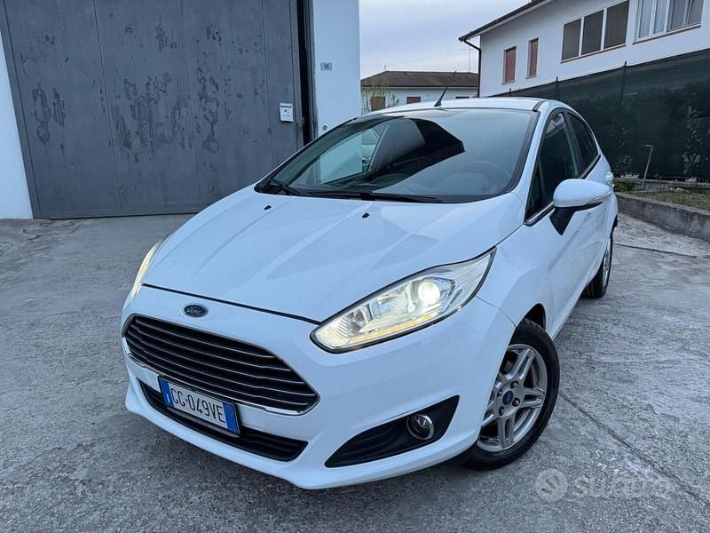 Usata Ford Fiesta 97 CV (71 kW) 2014 Bianco Utilitaria