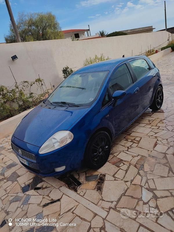 Usata Fiat Grande Punto Emotion 90 CV (66 kW) 2005 Blu Utilitaria