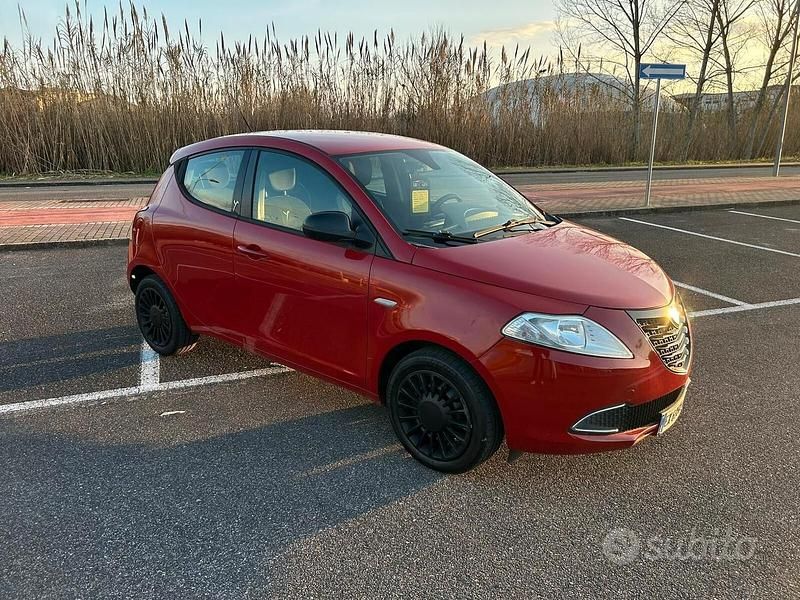 Usata Lancia Ypsilon Gold 69 CV (50 kW) 2015 Rosso Utilitaria