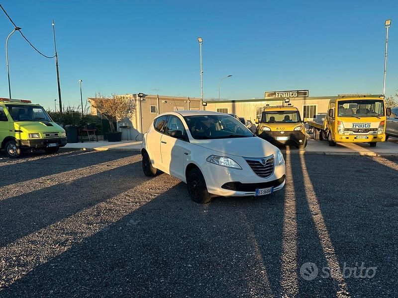 Usata Lancia Ypsilon Gold 85 CV (62 kW) 2015 Bianco Utilitaria