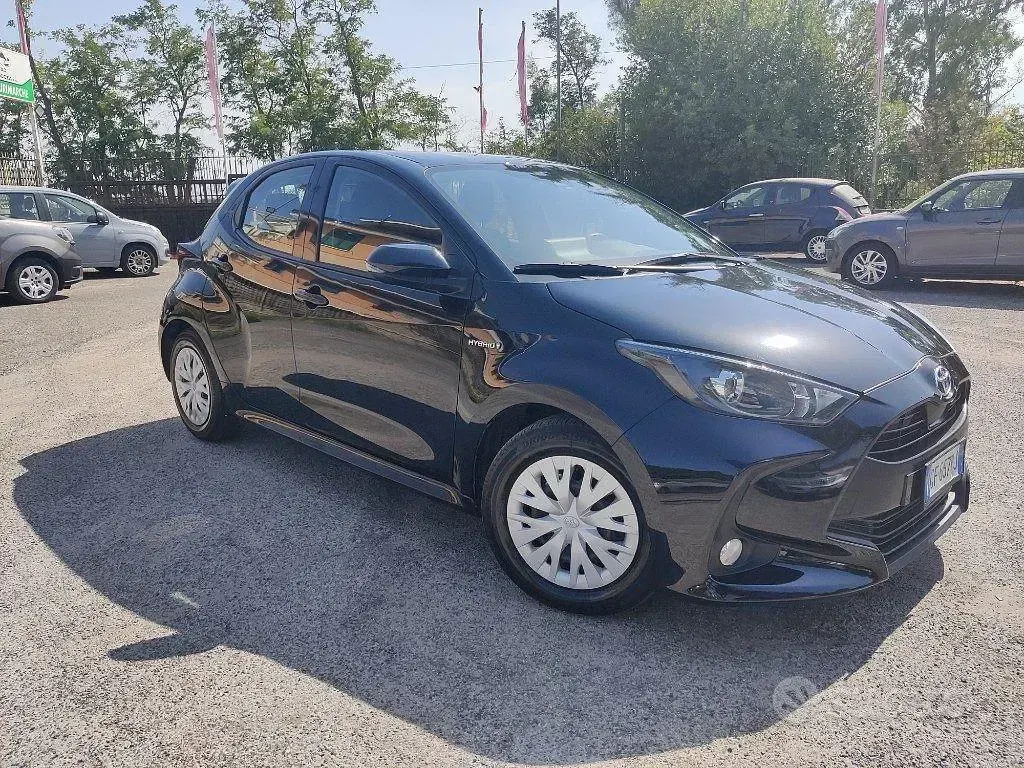 Usata Toyota Yaris Hybrid Business Edition 92 CV (67 kW) 2021 Nero Berlina