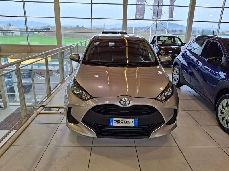 Usata Toyota Yaris Hybrid Active 92 CV (67 kW) 2024 Argento metallizzato Berlina