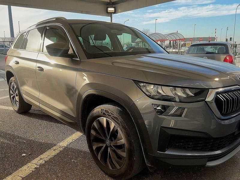 Käytetty Skoda Kodiaq Style 150 HP (110 kW) 2024 Harmaa Katumaasturi
