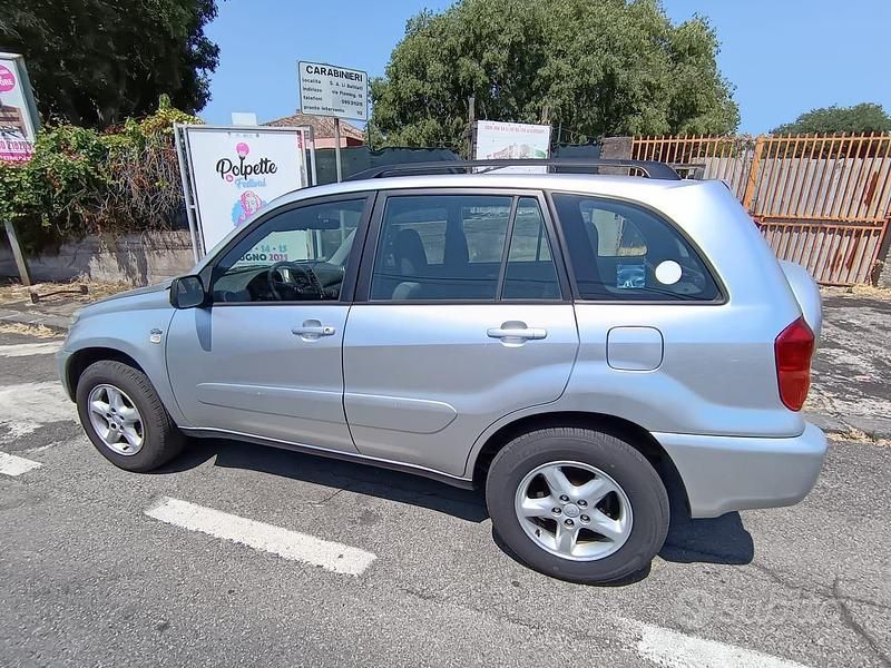 Usata Toyota RAV4 128 CV (94 kW) 2004 Grigio SUV
