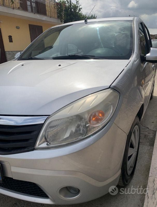 Usata 2010 Dacia Sandero Due volumi | 1800 € (Buon prezzo) - Immagine 1/4