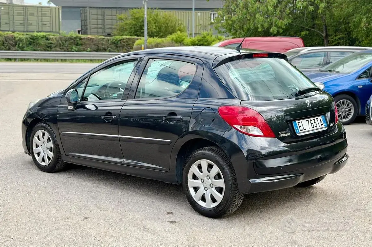 Usata Peugeot 207 73 CV (53 kW) 2011 Nero Berlina