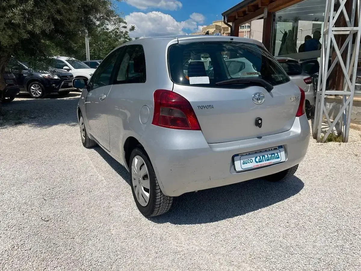 Usata Toyota Yaris 90 CV (66 kW) 2008 Grigio Utilitaria