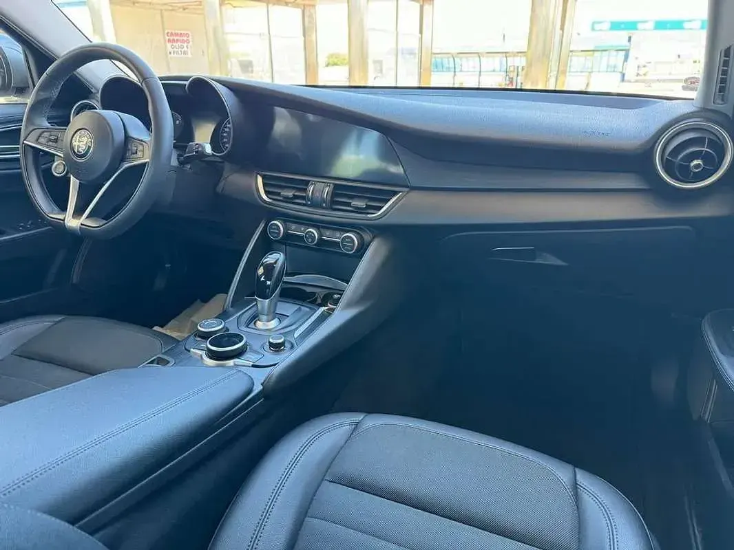 Usata Alfa Romeo Giulia 150 CV (110 kW) 2017 Argento Berlina