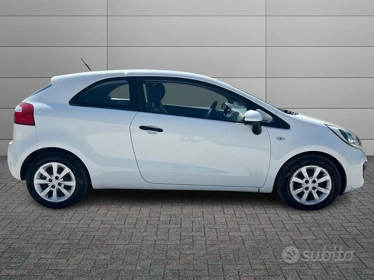 Usata Kia Rio EX 86 CV (63 kW) 2012 Bianco Berlina