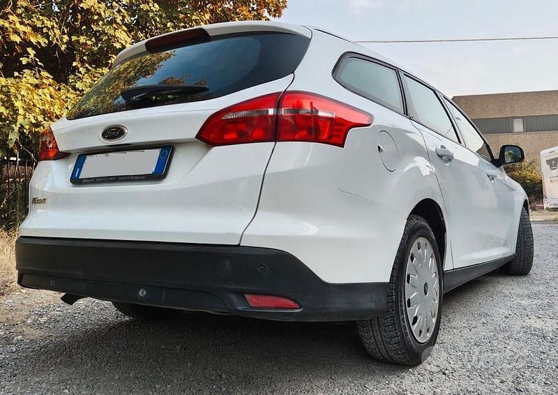 Usata Ford Focus 105 CV (77 kW) 2015 Bianco Station wagon