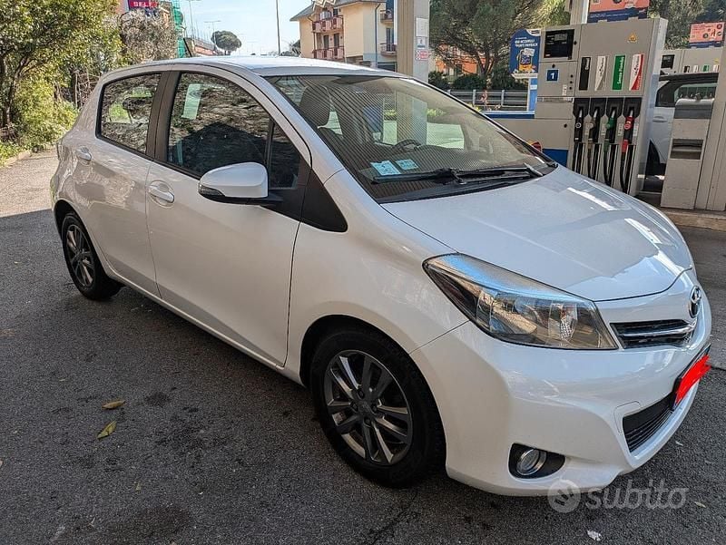 Usata Toyota Yaris 90 CV (66 kW) 2014 Bianco Utilitaria