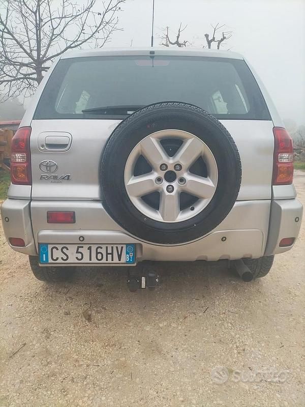 Usata Toyota RAV4 116 CV (85 kW) 2005 Grigio SUV