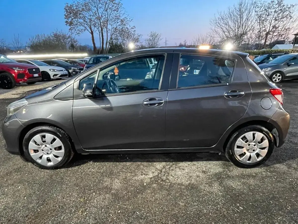 Usata Toyota Yaris Lounge 89 CV (65 kW) 2014 Grigio Utilitaria