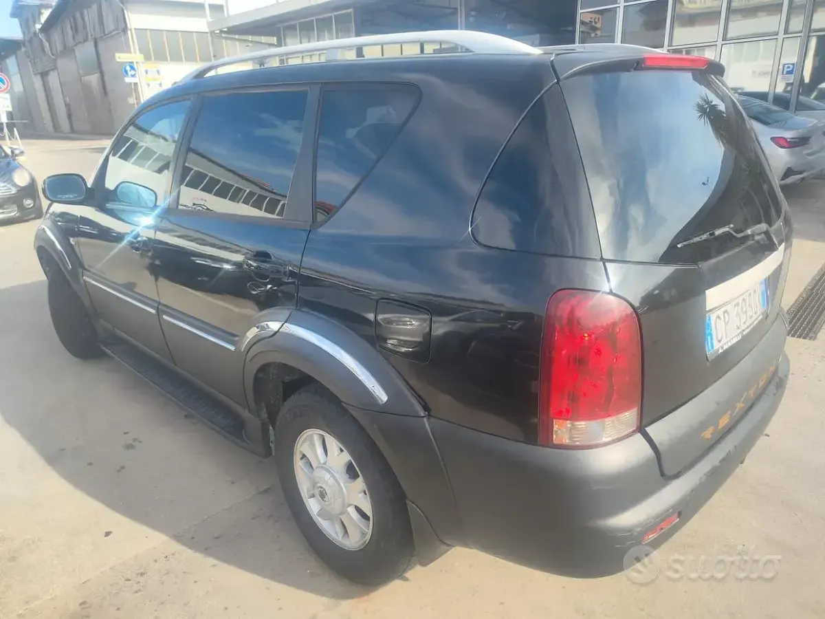Usata SsangYong Rexton 165 CV (121 kW) 2005 Nero SUV
