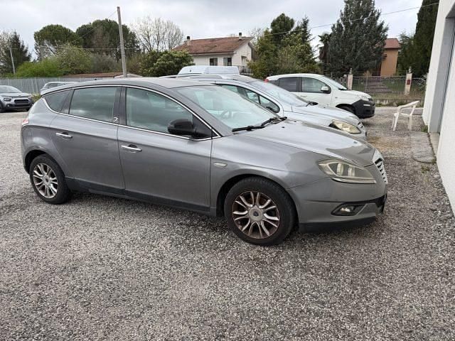 Usado Lancia Delta Silver 120 CV (88 kW) 2011 Gris Utilitario