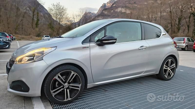 Usata Peugeot 208 GT-line 110 CV (80 kW) 2017 Utilitaria