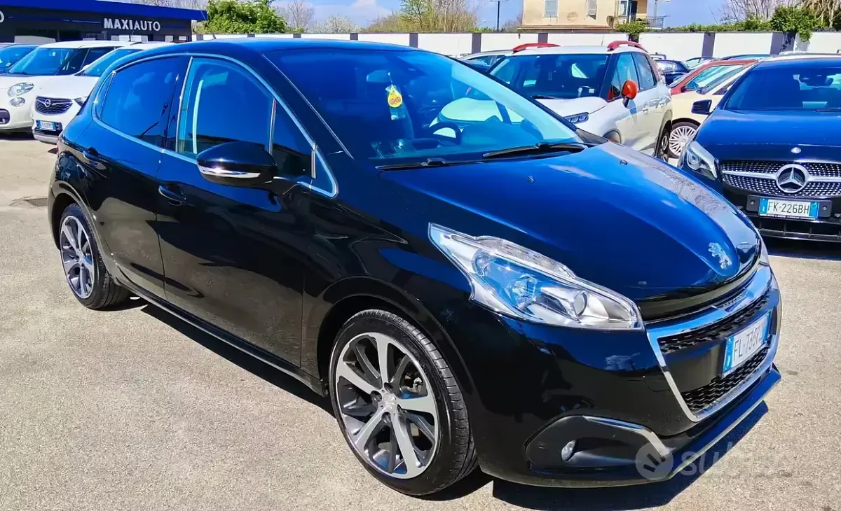 Usata Peugeot 208 Allure 75 CV (55 kW) 2017 Nero Utilitaria