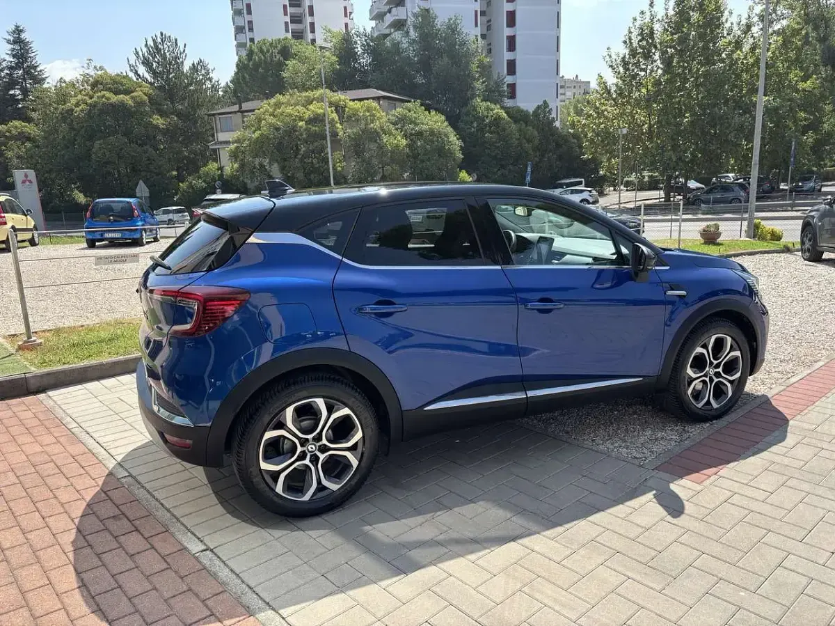Usata Renault Captur Techno 101 CV (74 kW) 2023 Blu/azzurro SUV