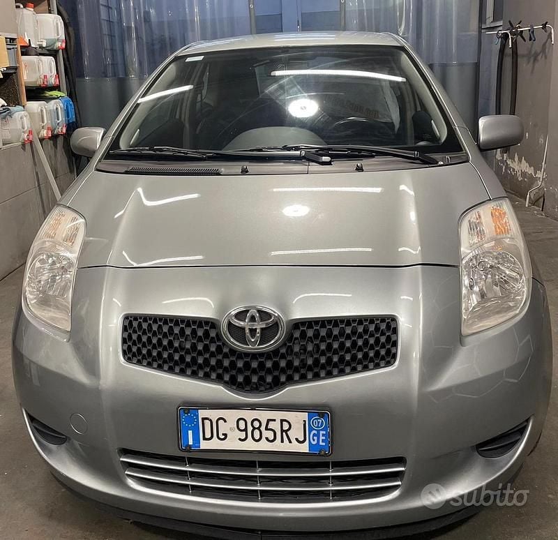 Grigio Usata 2007 Toyota Yaris Tre volumi | 3900 € (Buon prezzo) - Immagine 1/4