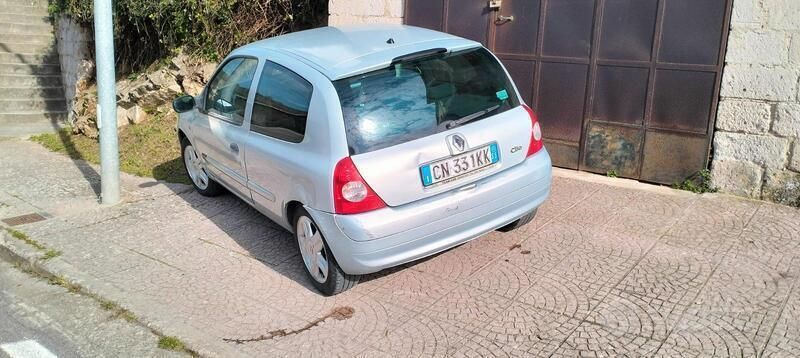 Usata Renault Clio II 75 CV (55 kW) 2004 Grigio Utilitaria