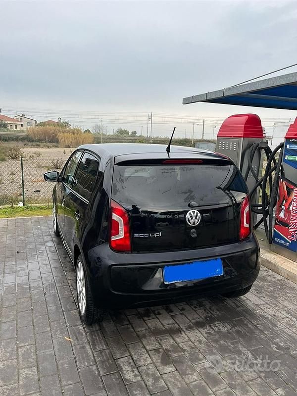 Usata VW up! Highline 68 CV (50 kW) 2014 Nero Utilitaria