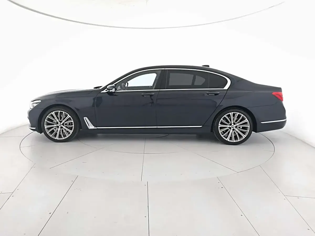 Usata BMW 730L 265 CV (194 kW) 2019 Imperial blue Berlina