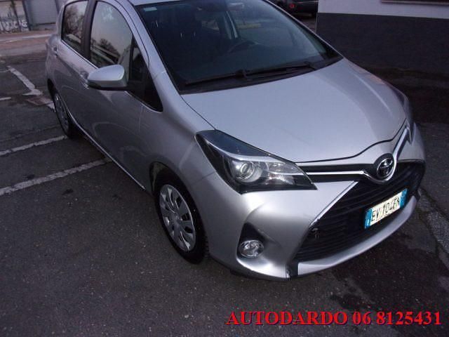 Usata Toyota Yaris Lounge 74 CV (54 kW) 2014 Argento Utilitaria