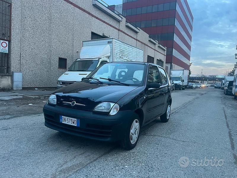 Nero Usata 2009 Fiat 600 Tre volumi | 1999 € (Ottimo prezzo) - Immagine 1/4