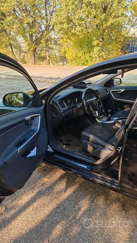 Usata Volvo V60 Momentum 136 CV (100 kW) 2014 Nero Station wagon