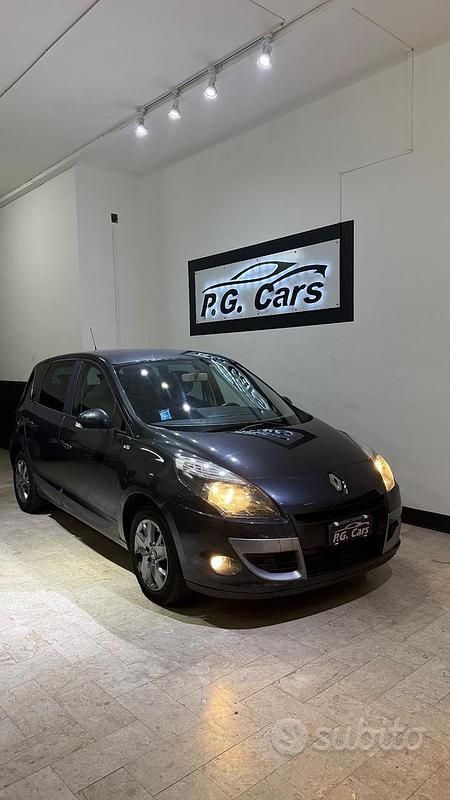 Grigio Usata 2012 Renault Scénic XMOD Monovolume | 4999 € (Buon prezzo) - Immagine 1/4
