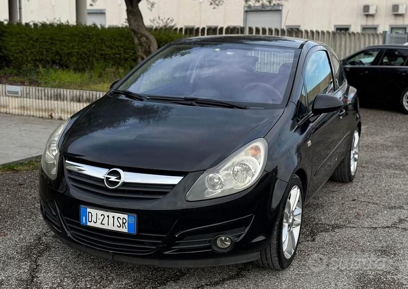 Usata Opel Corsa 90 CV (66 kW) 2010 Nero Utilitaria
