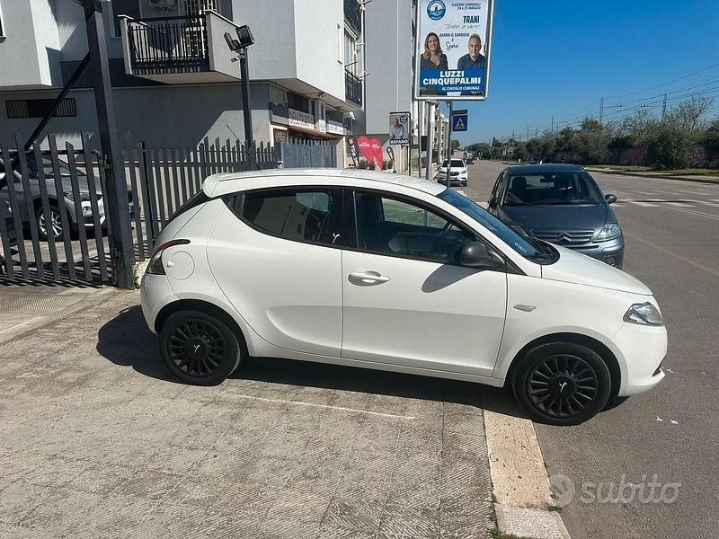 Usata Lancia Ypsilon Silver 69 CV (50 kW) 2016 Bianco Utilitaria