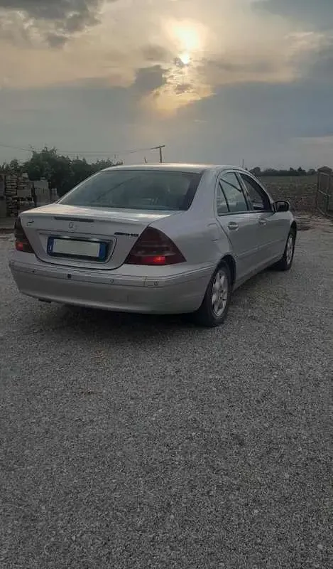 Usata Mercedes C220 Elegance 143 CV (105 kW) 2001 Grigio Berlina