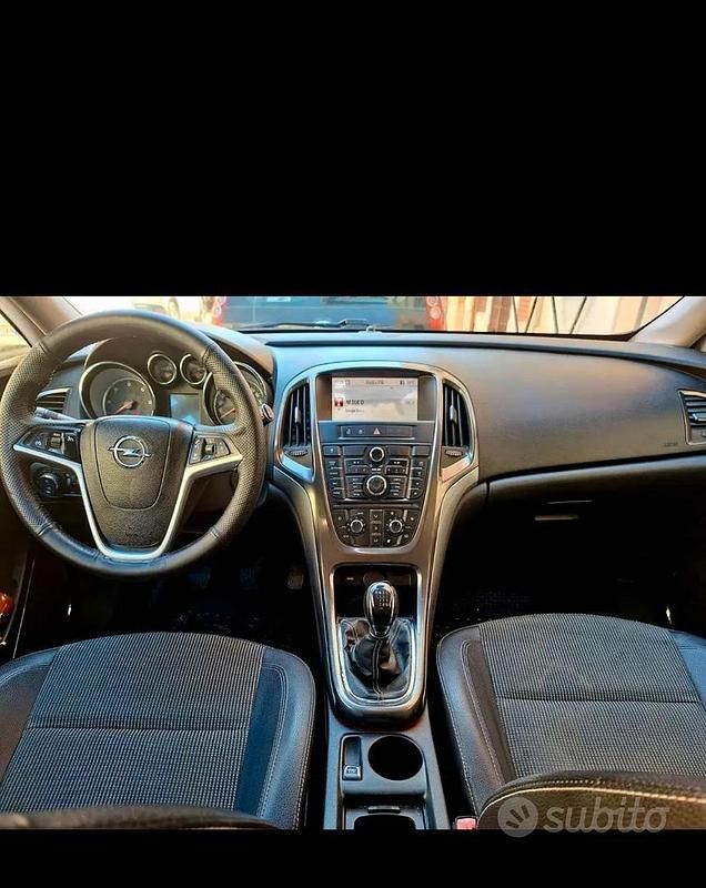 Usata Opel Astra 125 CV (91 kW) 2011 Nero Berlina