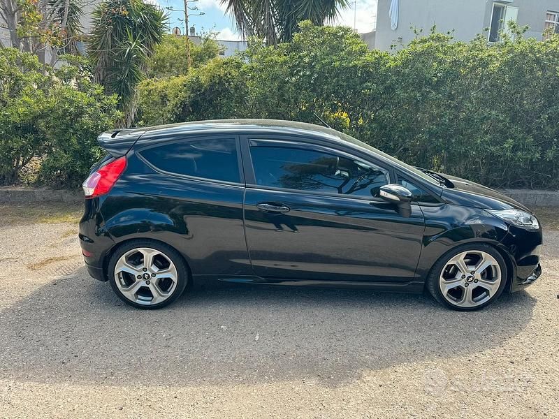Usata Ford Fiesta ST 182 CV (133 kW) 2015 Nero Berlina