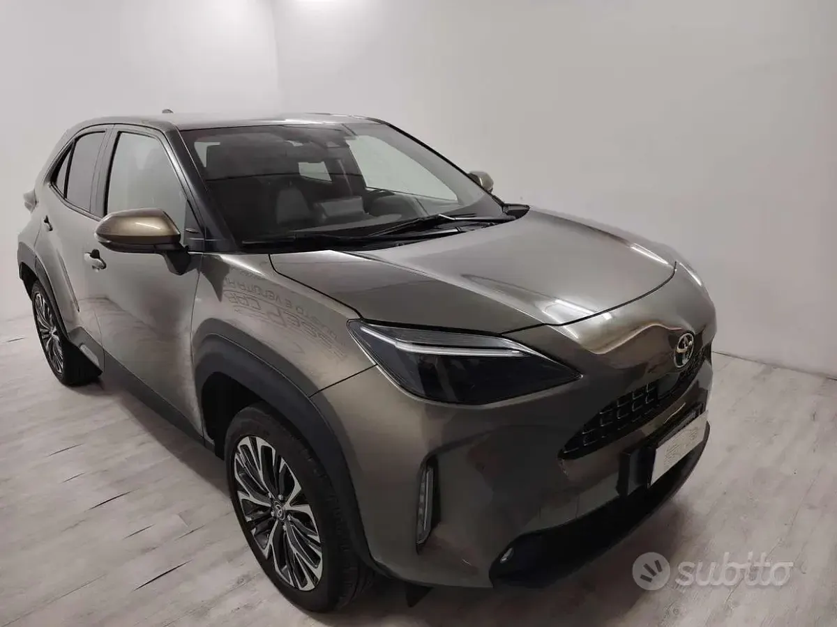 Usata Toyota Yaris Cross Lounge 92 CV (67 kW) 2022 Grigio SUV