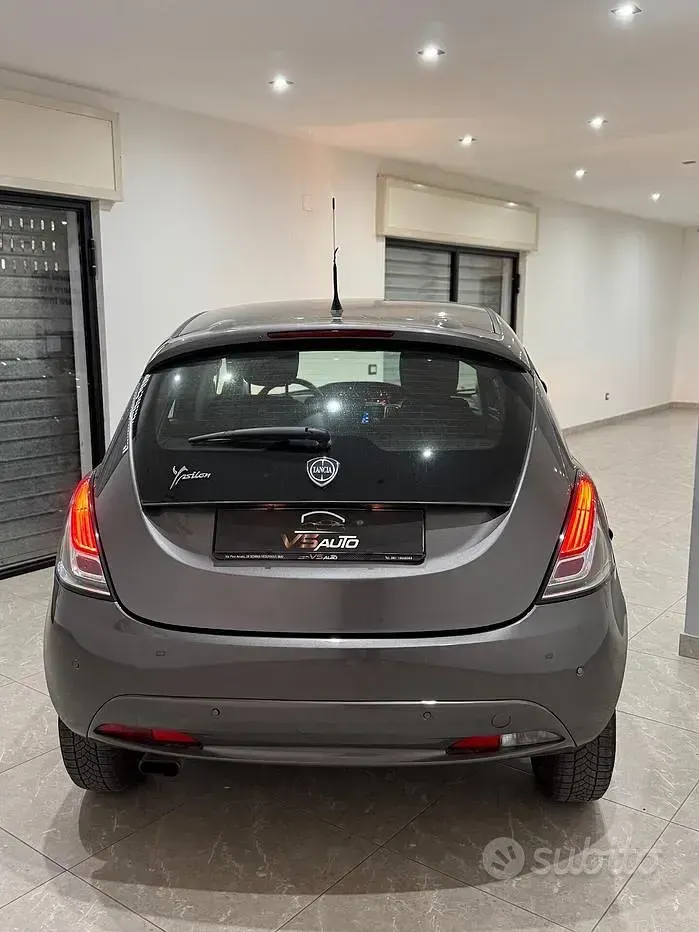 Usata Lancia Ypsilon Gold 69 CV (50 kW) 2015 Grigio Utilitaria