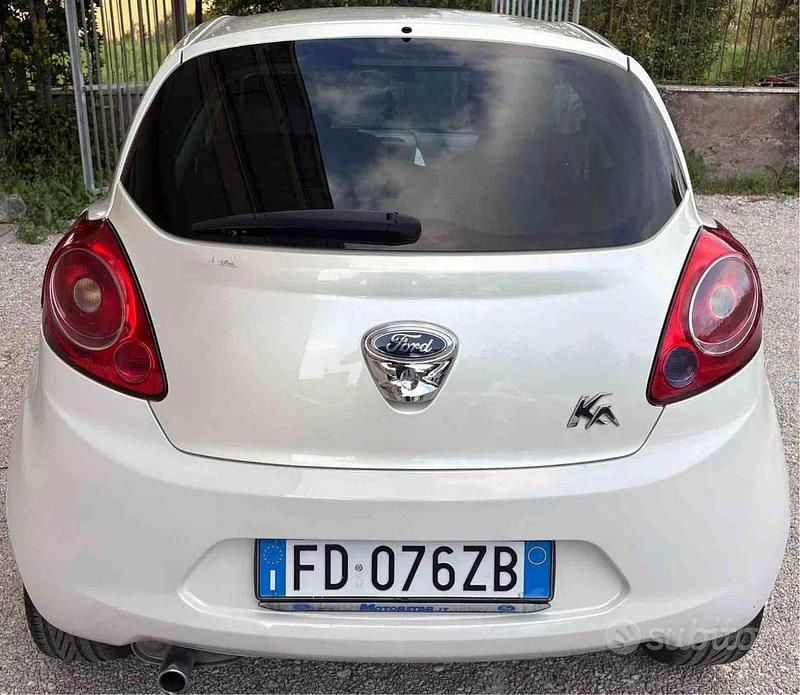 Begagnad Ford Ka Plus Titanium 69 HK (50 kW) 2016 Vit Halvkombi