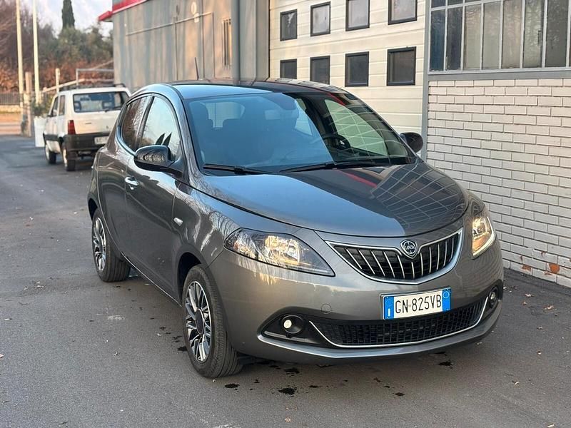 Usata Lancia Ypsilon Gold 69 CV (50 kW) 2023 Grigio Utilitaria