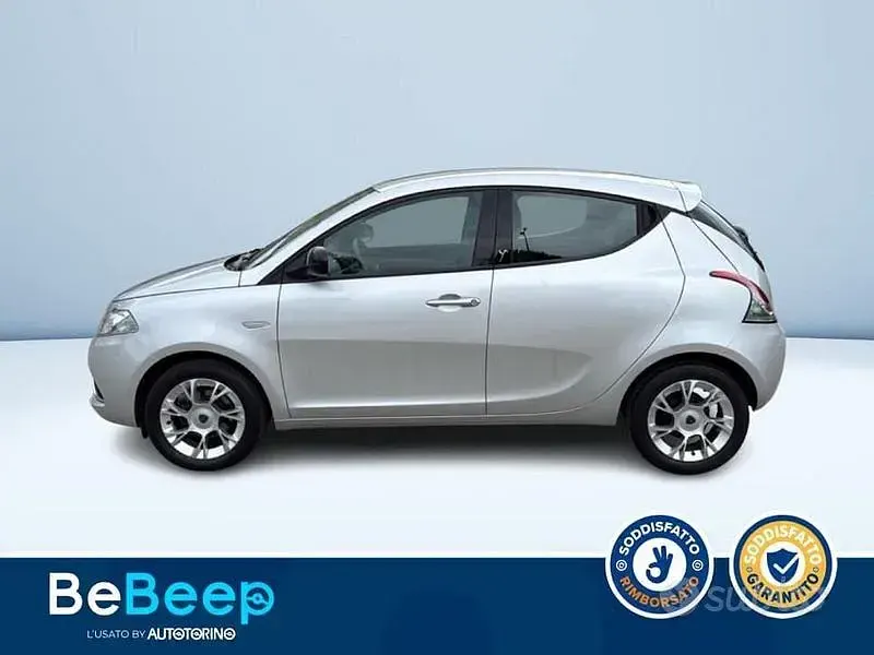 Usata Lancia Ypsilon Silver 69 CV (50 kW) 2016 Grigio metallizzato Utilitaria