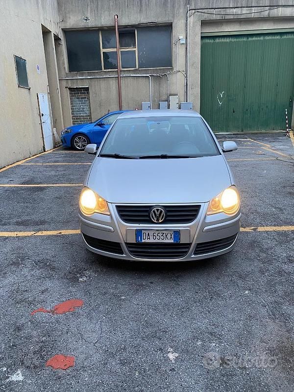 Usado VW Polo 94 CV (69 kW) 2006 Gris Utilitario