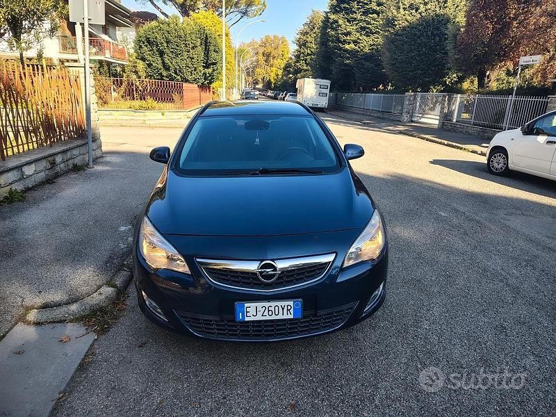 Usata Opel Astra Cosmo 125 CV (91 kW) 2011 Blu Station wagon