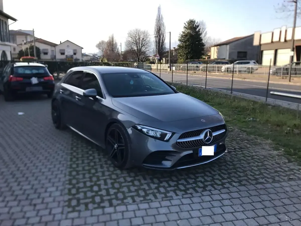 Usata Mercedes A180 Premium 116 CV (85 kW) 2018 Grigio Berlina